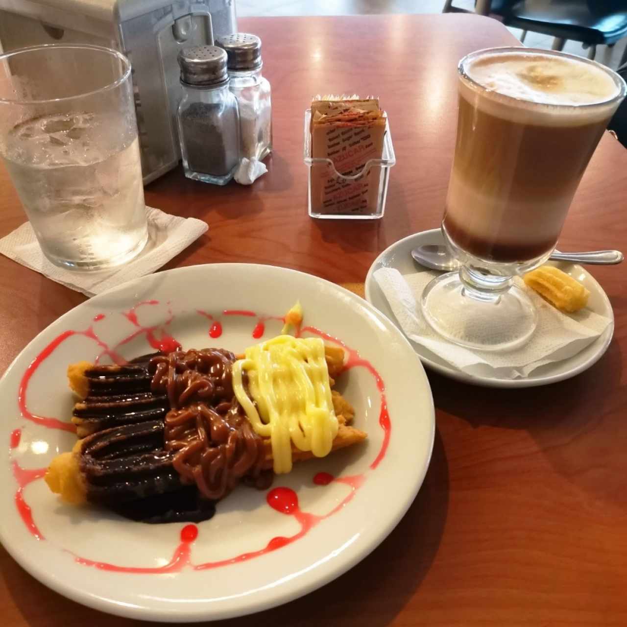 Churros trio de sabores y Moccacino