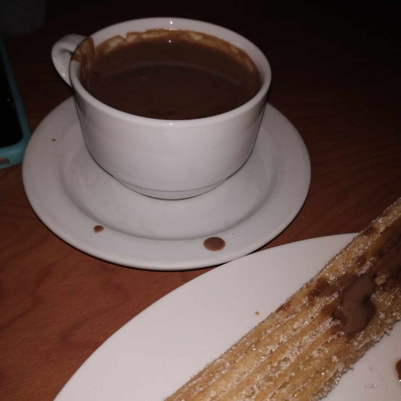 CHURRO RELLENO DE MANJAR CON CHOCOLATE ESPAÑOL.