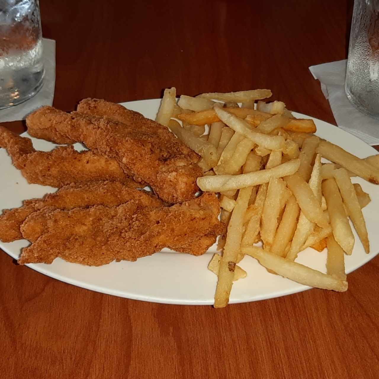 Deditos de pollo y papas fritas