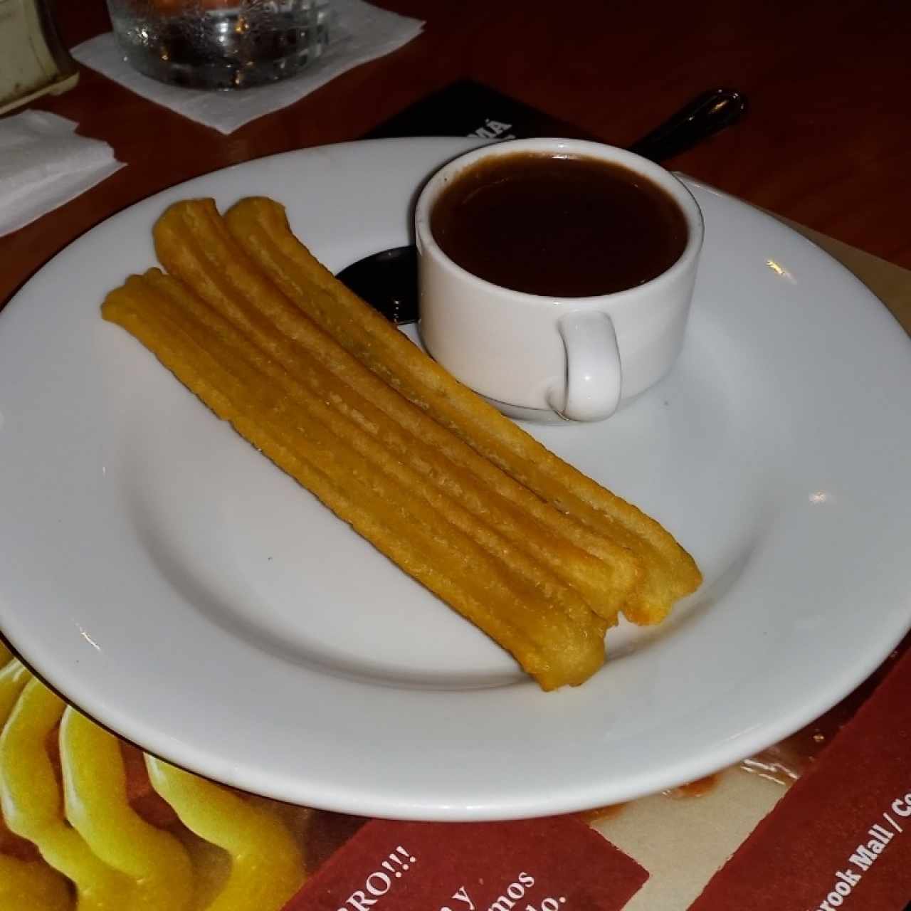 Churro sencillo con chocolate español