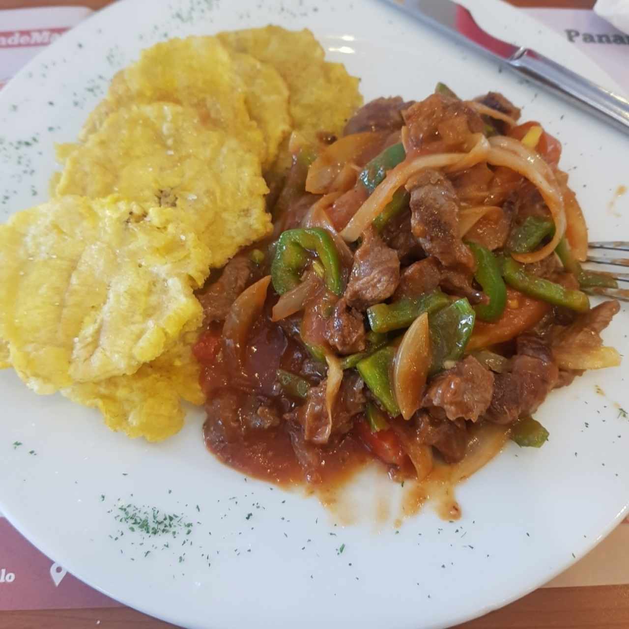 Bistec picado con patacones