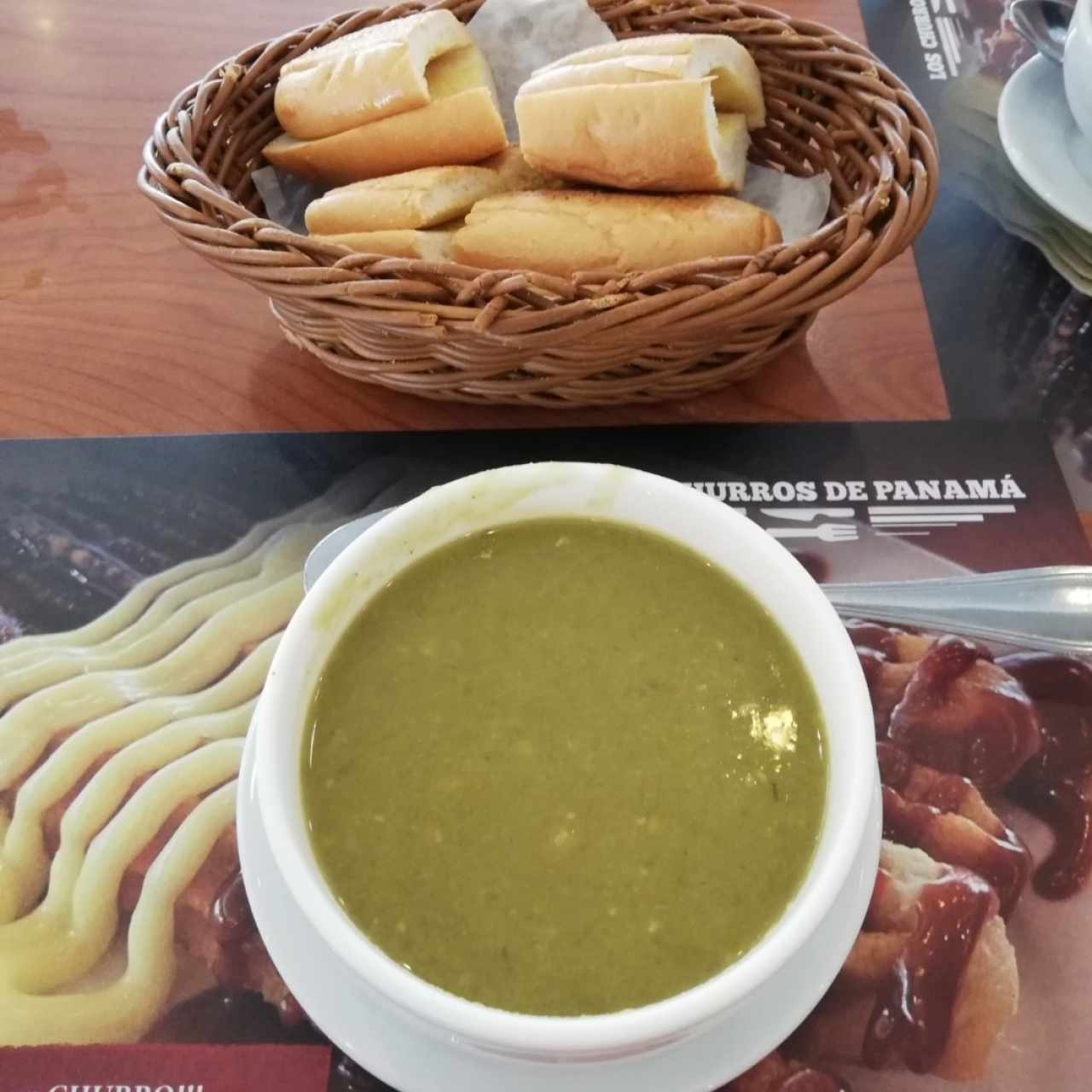 Sopa de arveja y pan de la casa