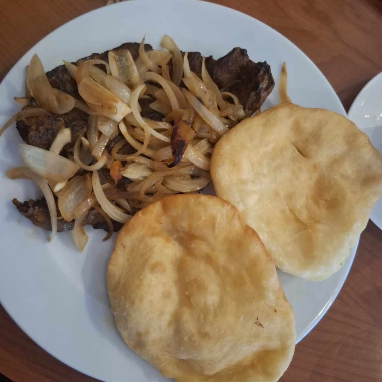 Desayunos - Bistec Encebollado