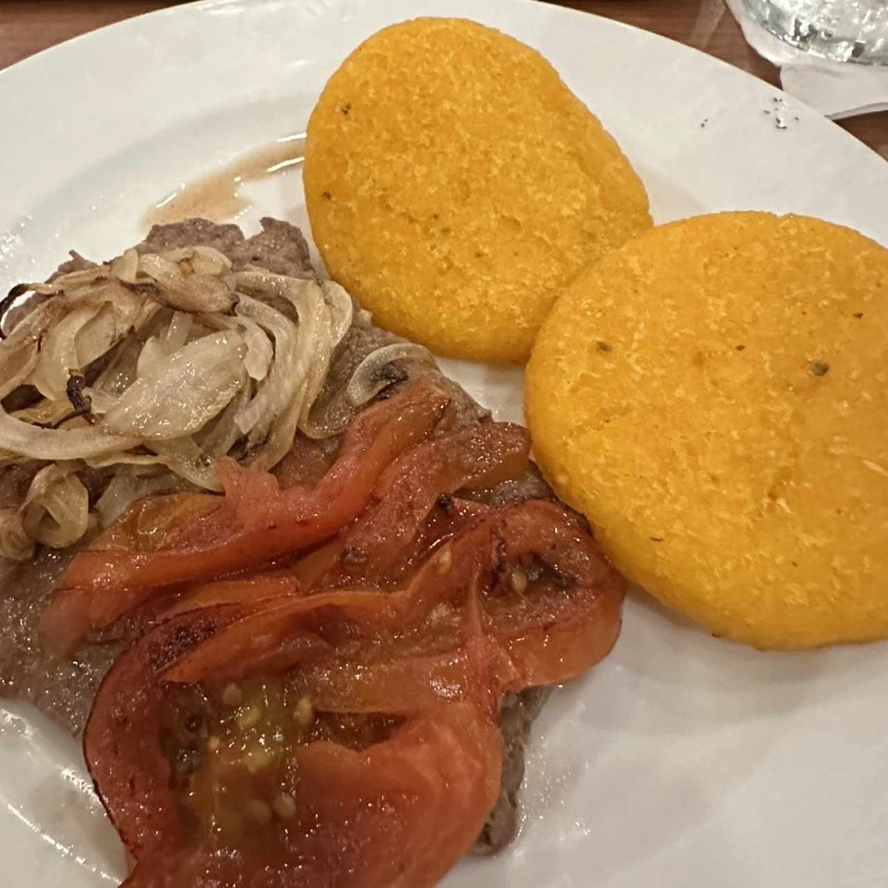 Filete de Res con Tomate y Cebolla