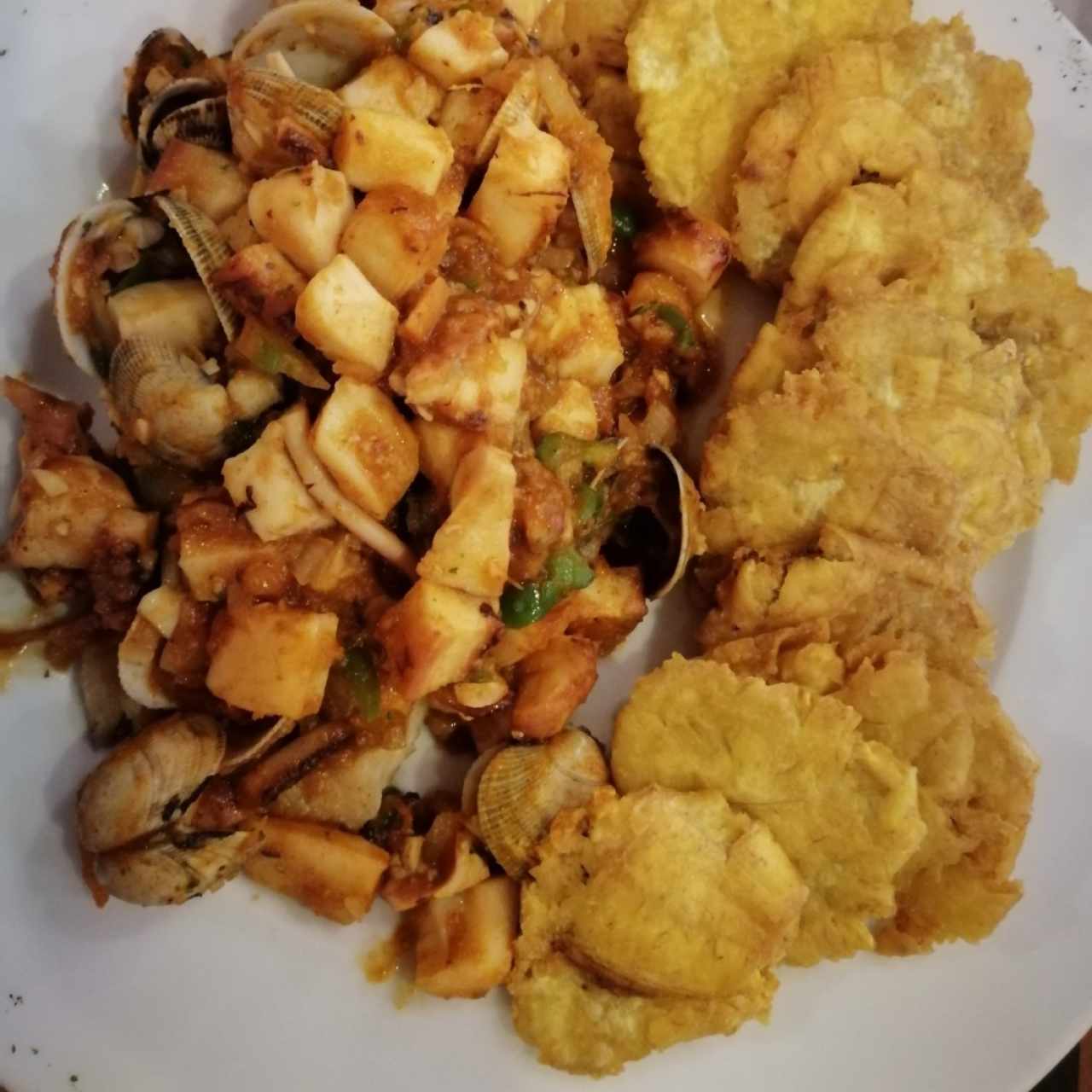 Mixto de marisco con patacones 