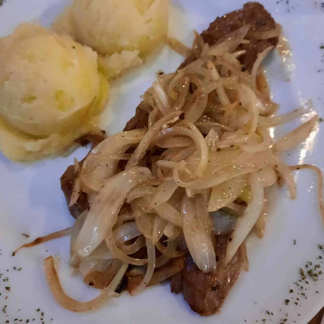 Bistec Encebollado con Puré de Papas