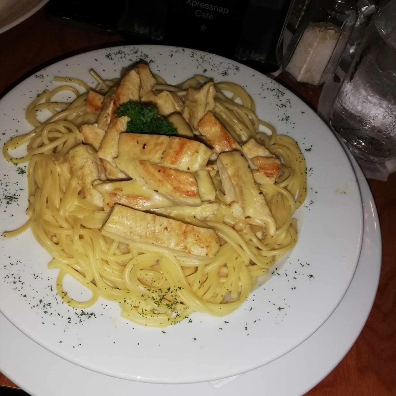 spaghetti de pollo en salsa blanca