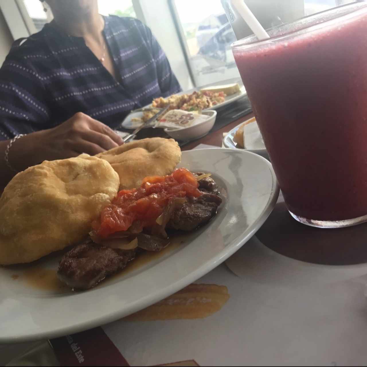 Filete de carne con tomate y cebolla