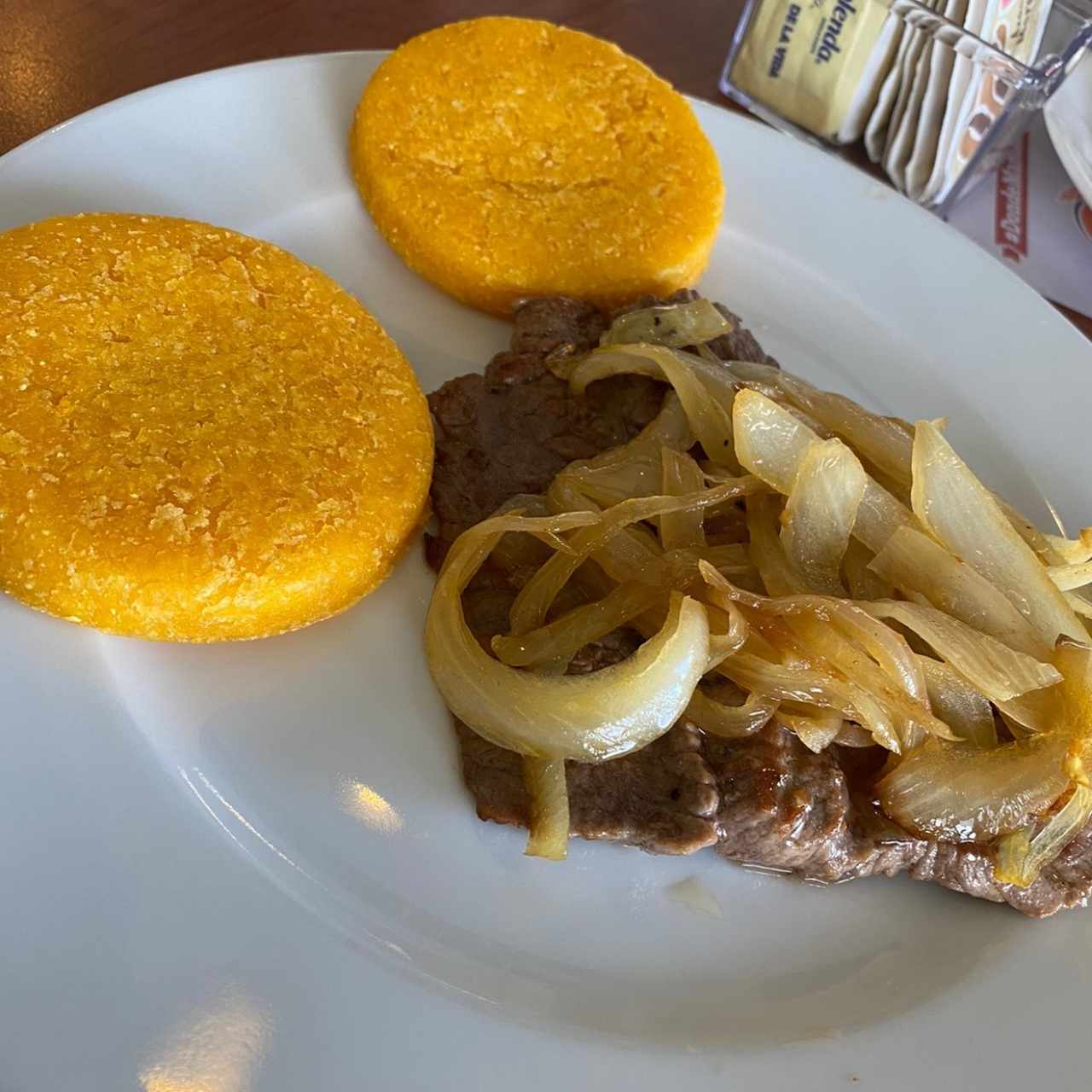 bistec encebollado