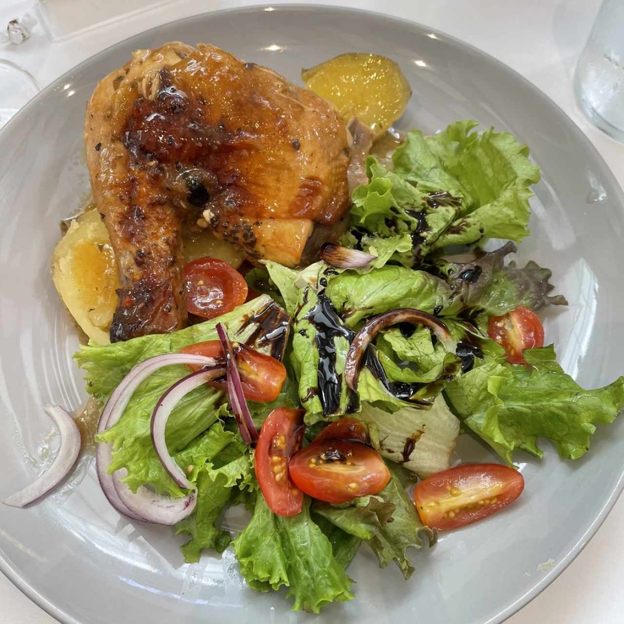 Pollo horneado con papas pisada y ensalada