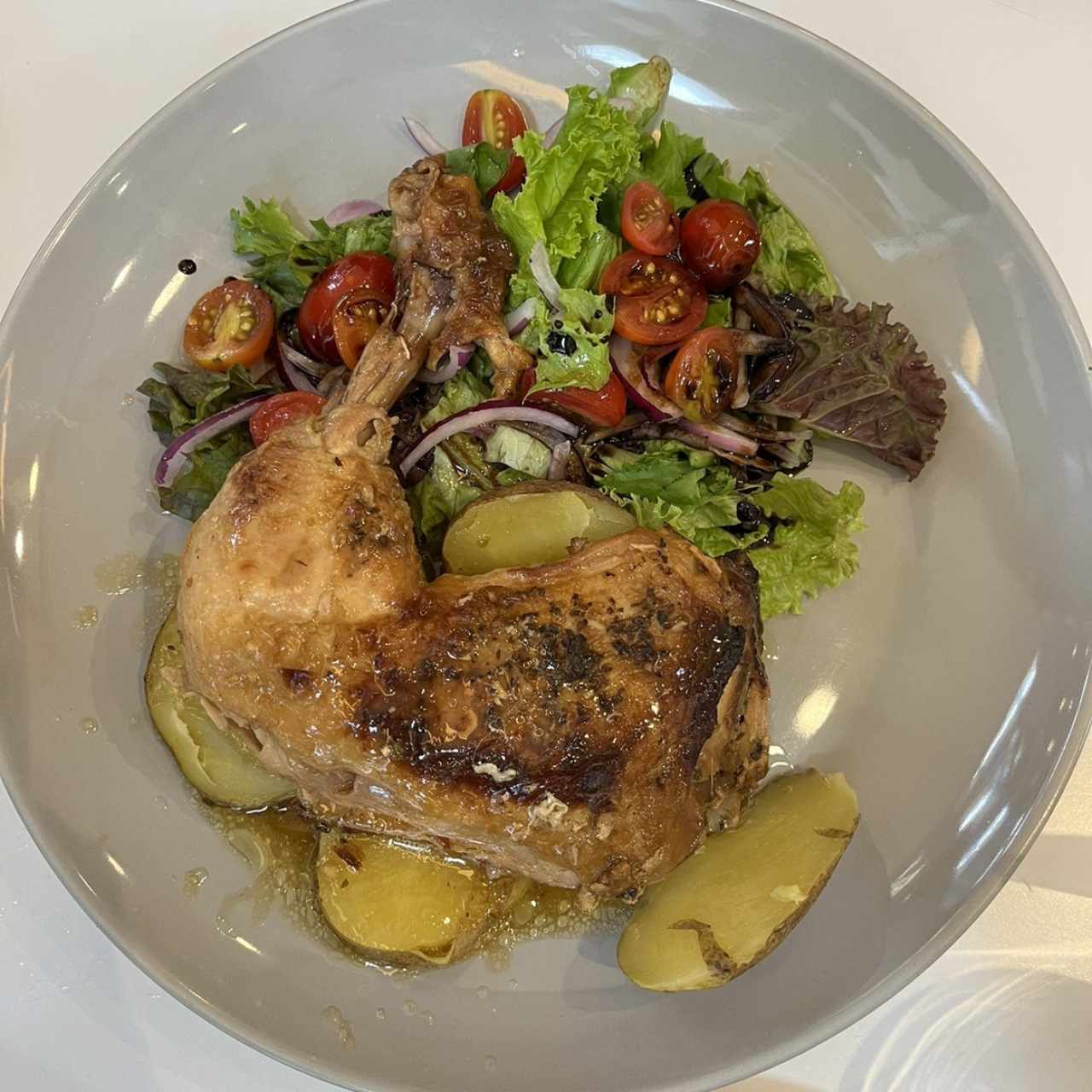 Pollo horneado con papas pisada y ensalada