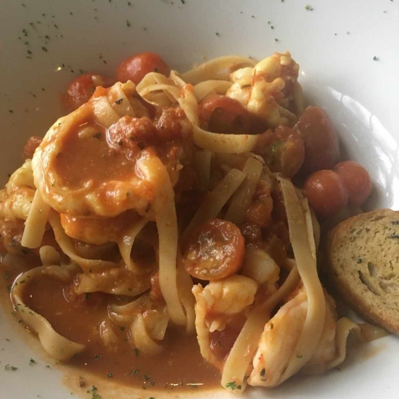 Fetuccini con langostinos tomate y curry