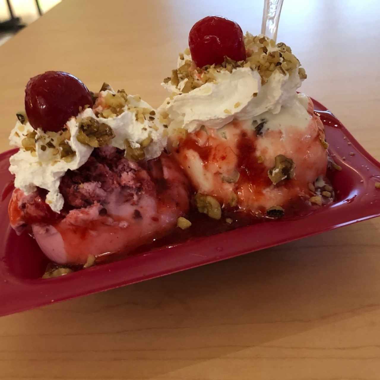 Sundae con dos bolas de helado (ron con pasas y frutos del bosque)