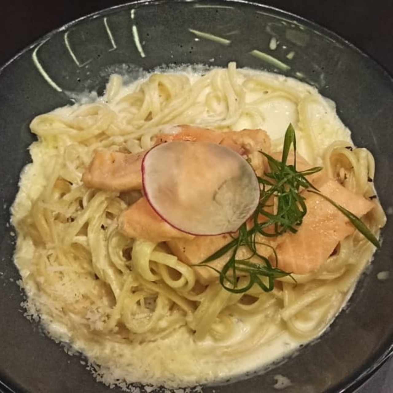 Linguine Alfredo con salmón ahumado 