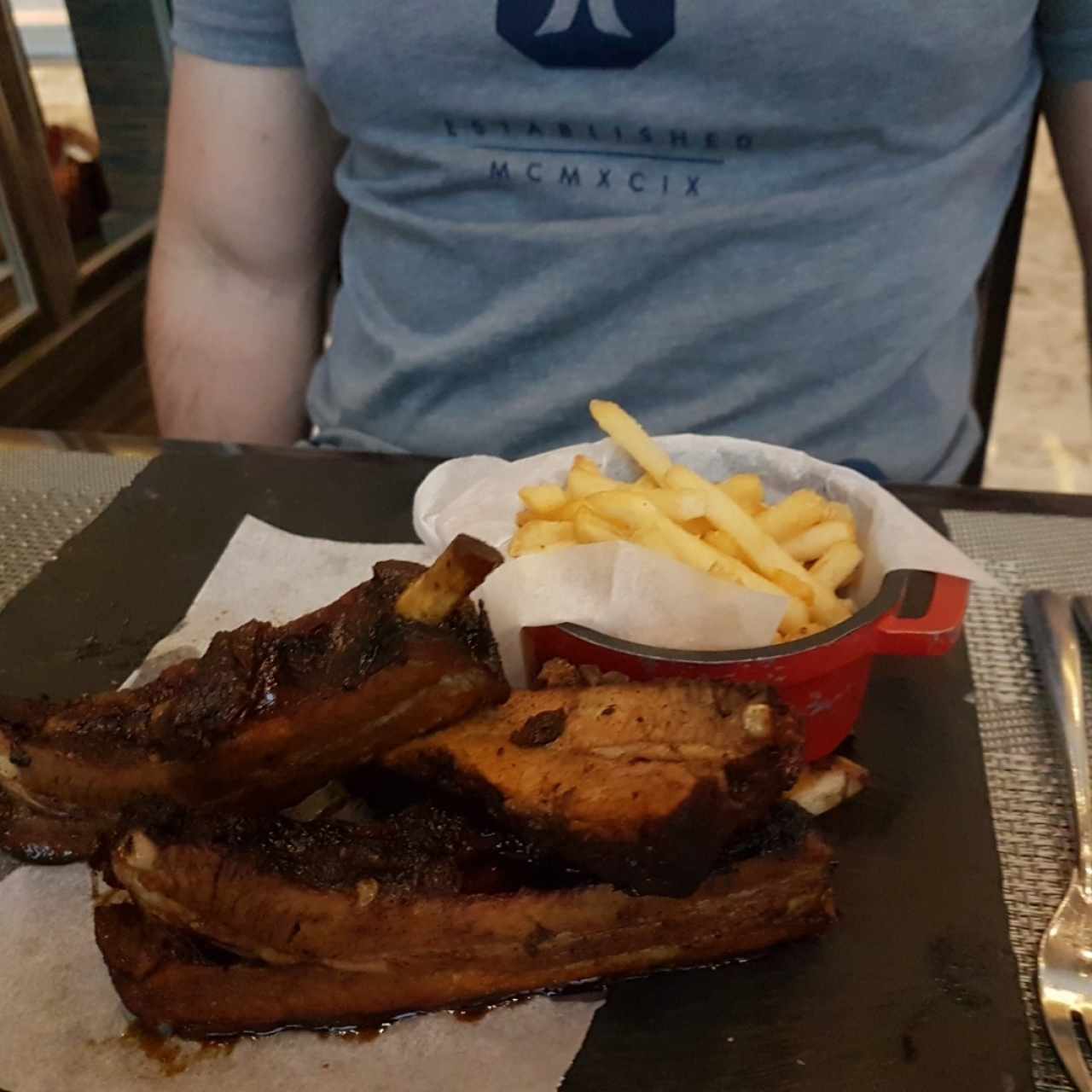 Ribs en miel de caña y cerveza