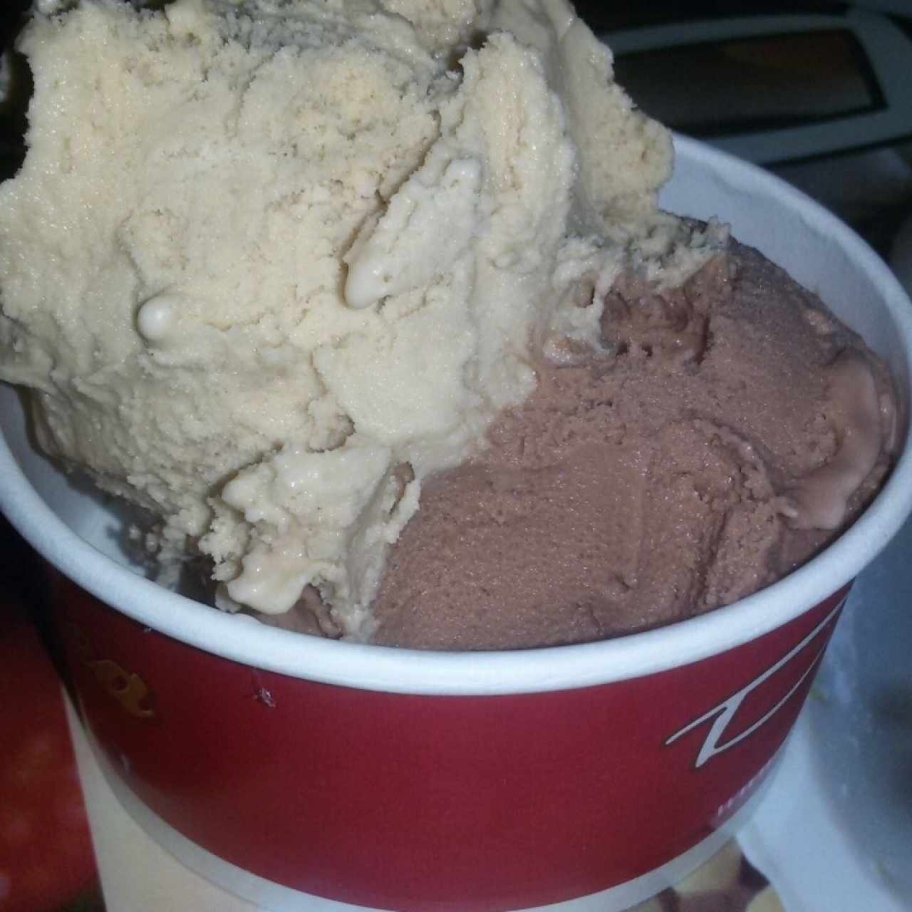 Helado de ferrero rocher y avellanas