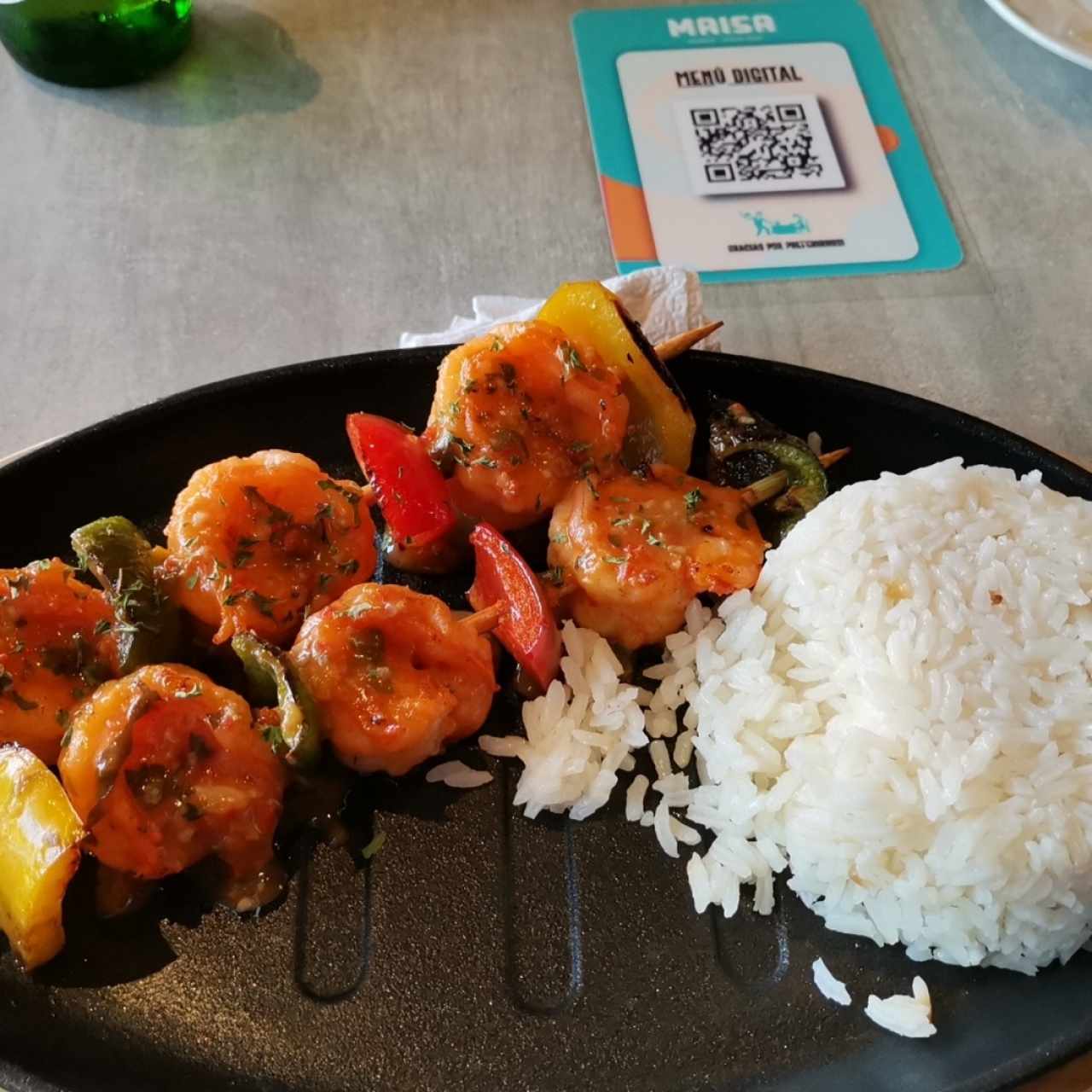 Pincho de langostino y arroz con coco. Estaba delicioso. 