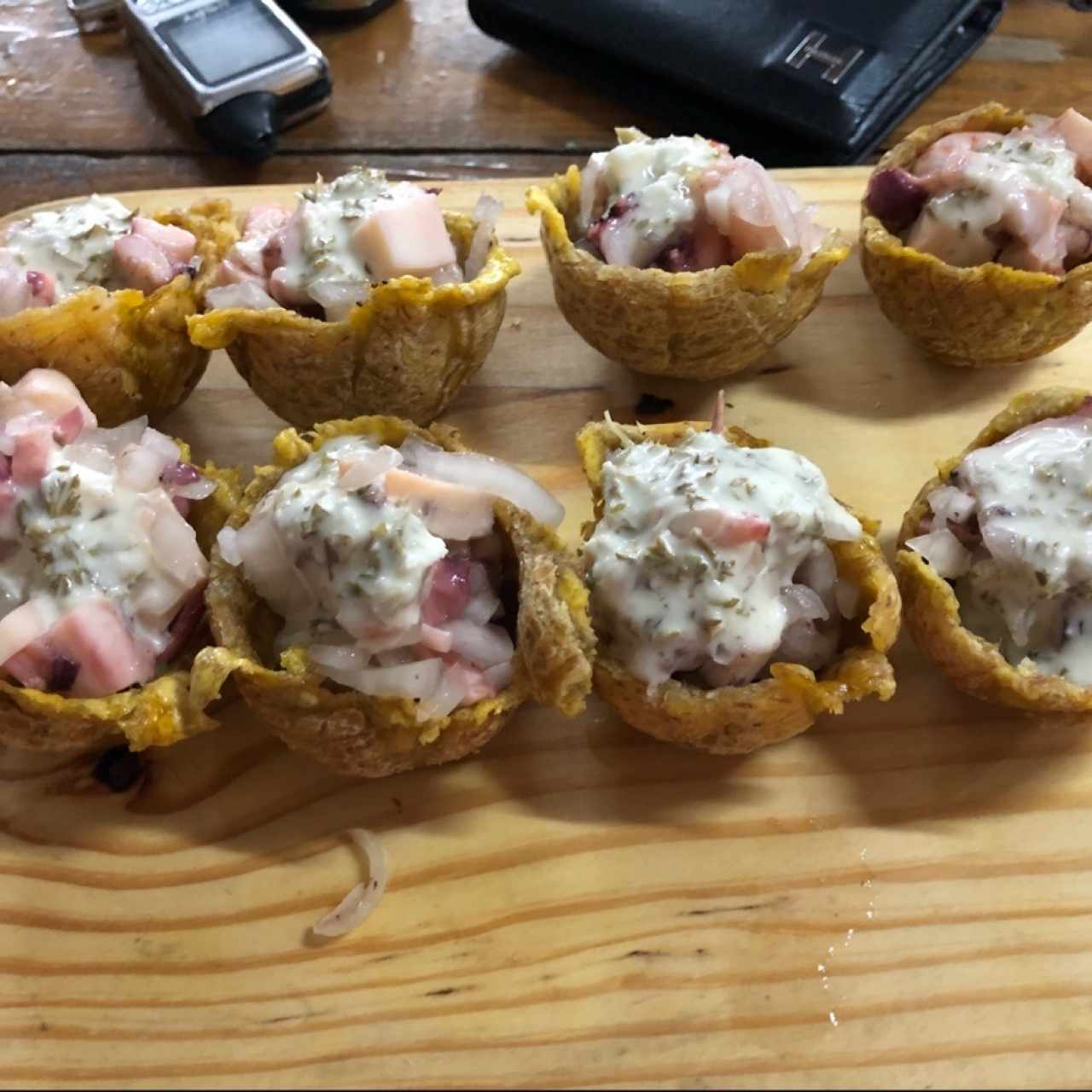 Patacones rellenos de ceviche de combinacion