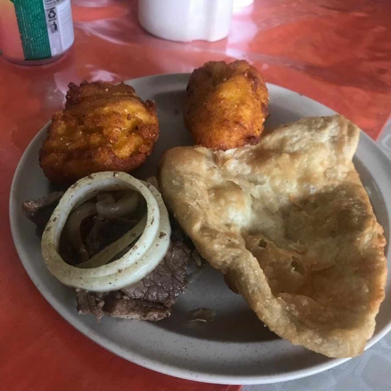 bistec encebollado con torrejitas y hojaldre