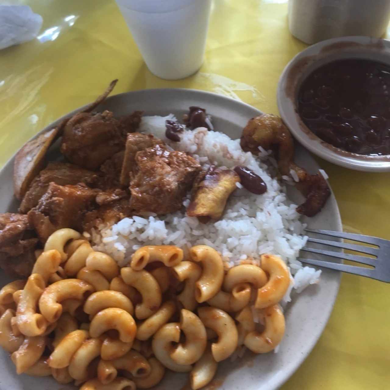 Comida con puerco con salsa