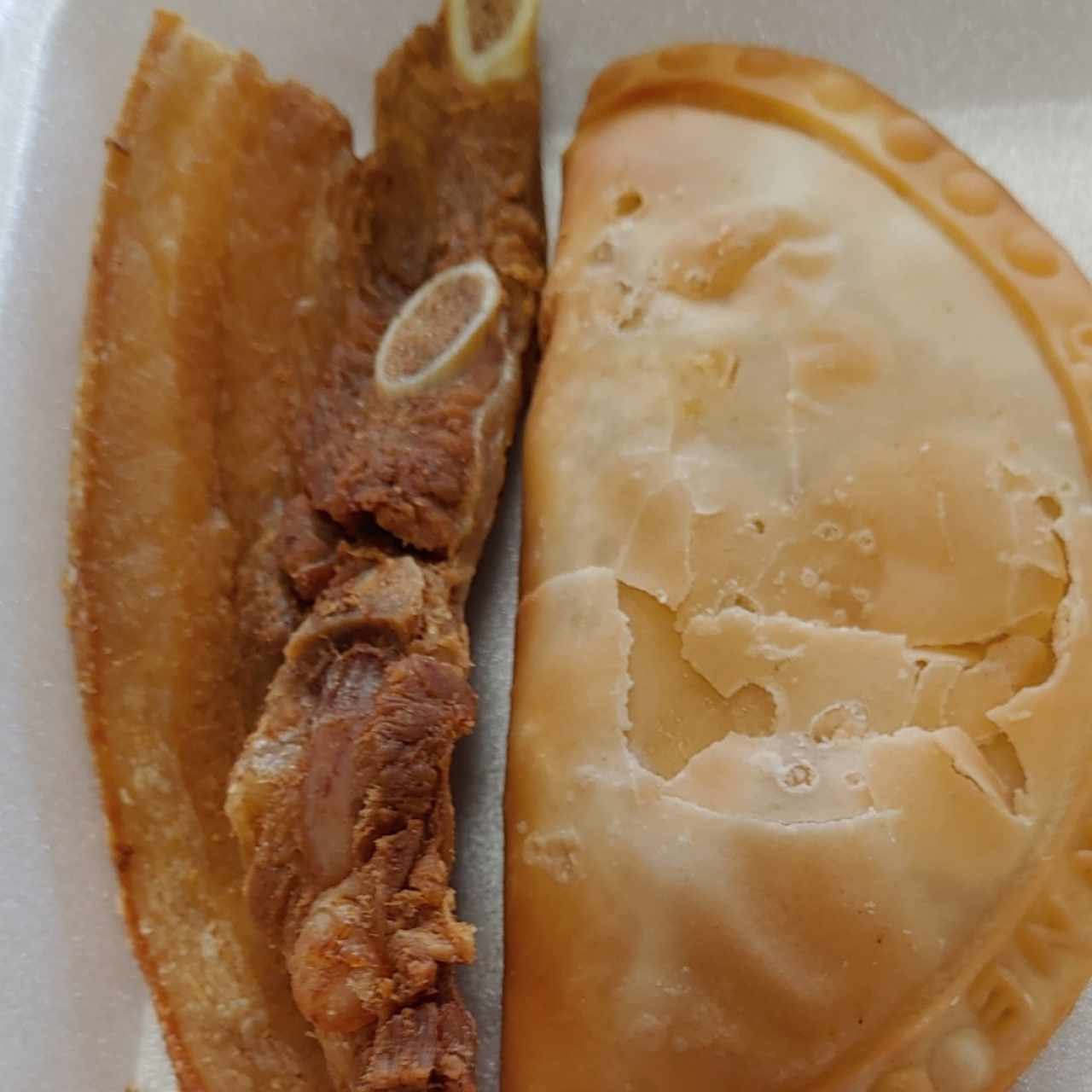 empanada y costilla frita