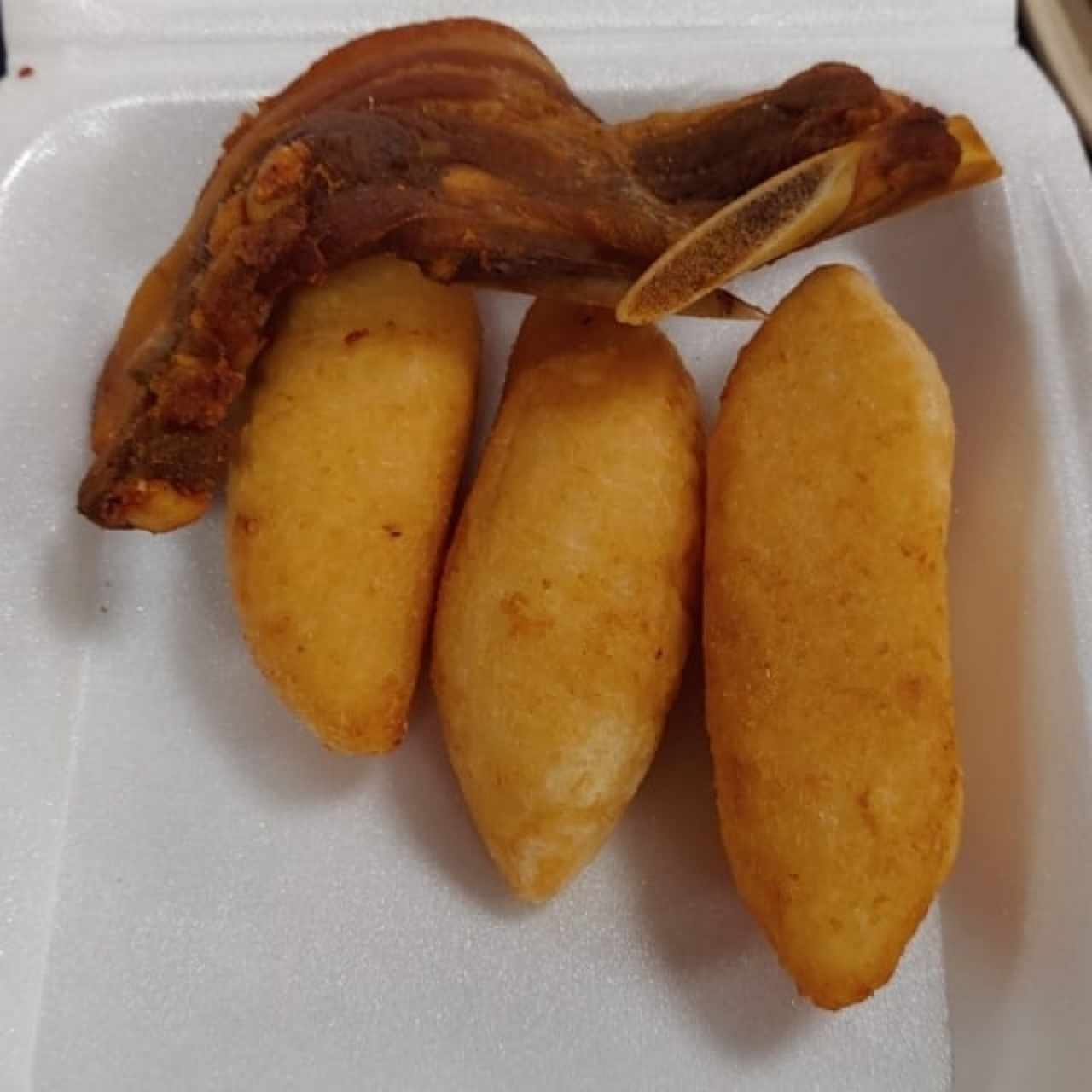 Carimañolas y costilla de cerdo