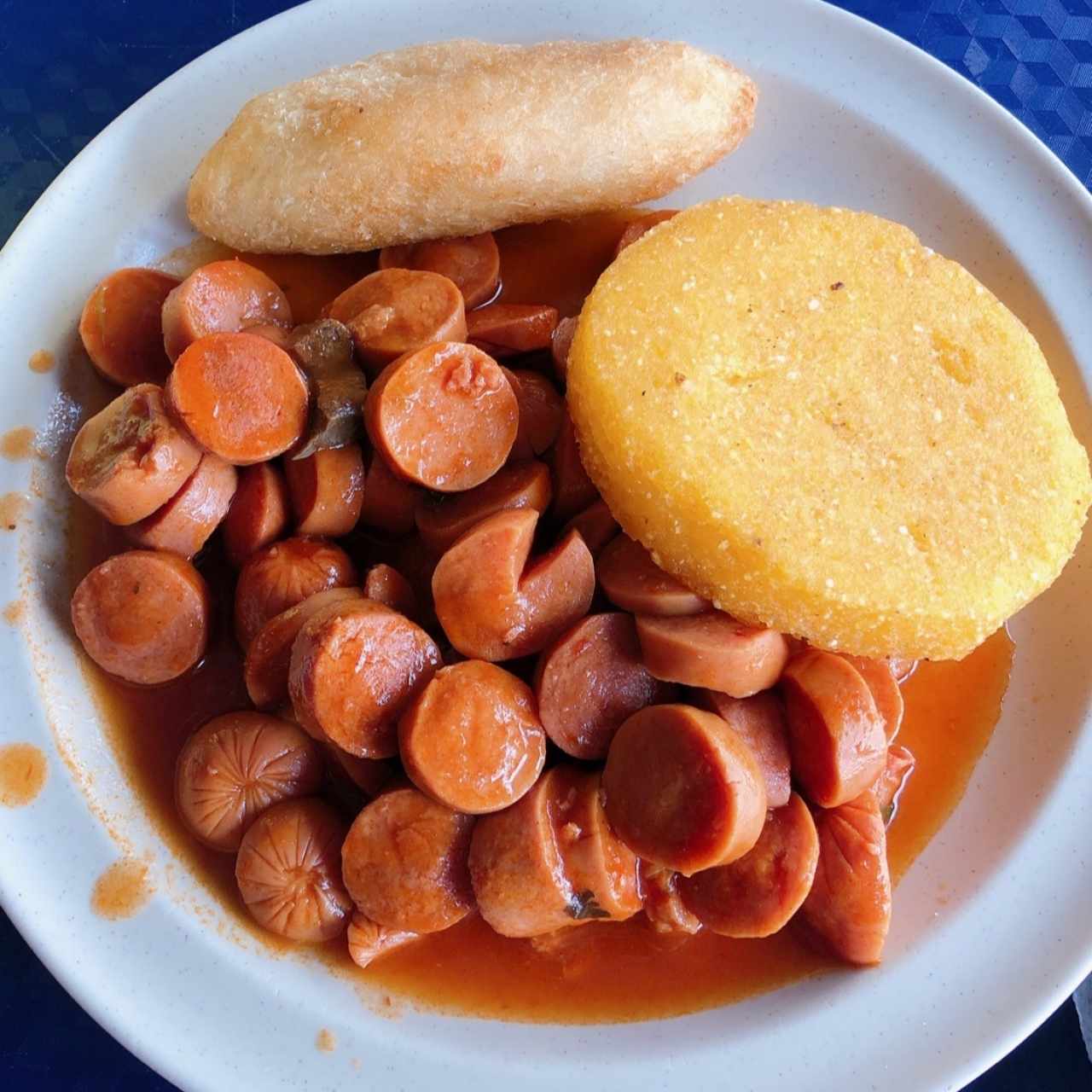 salchichas guisadas con tortilla y carimañola