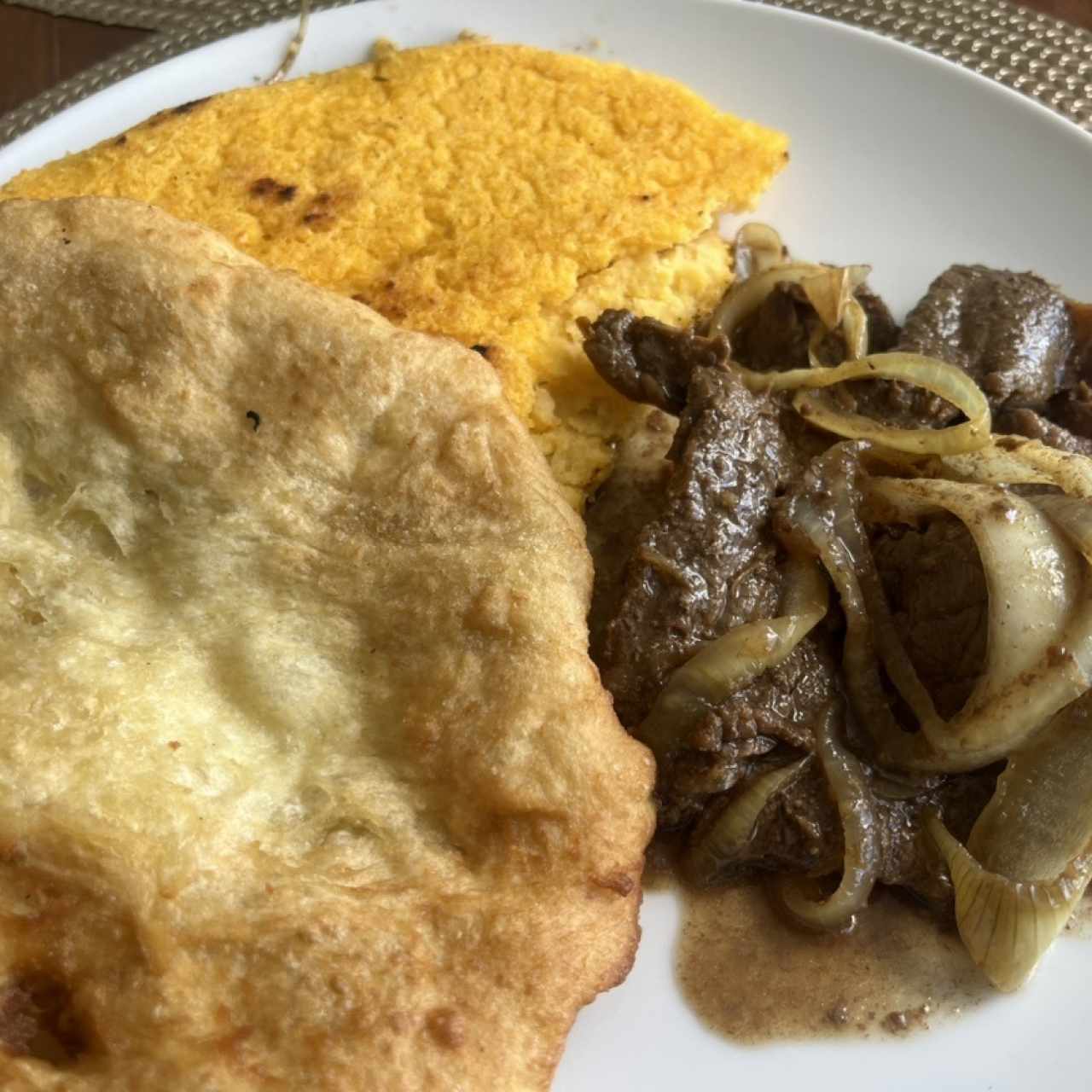 Bistec encebollado, tortilla y hojaldre. 