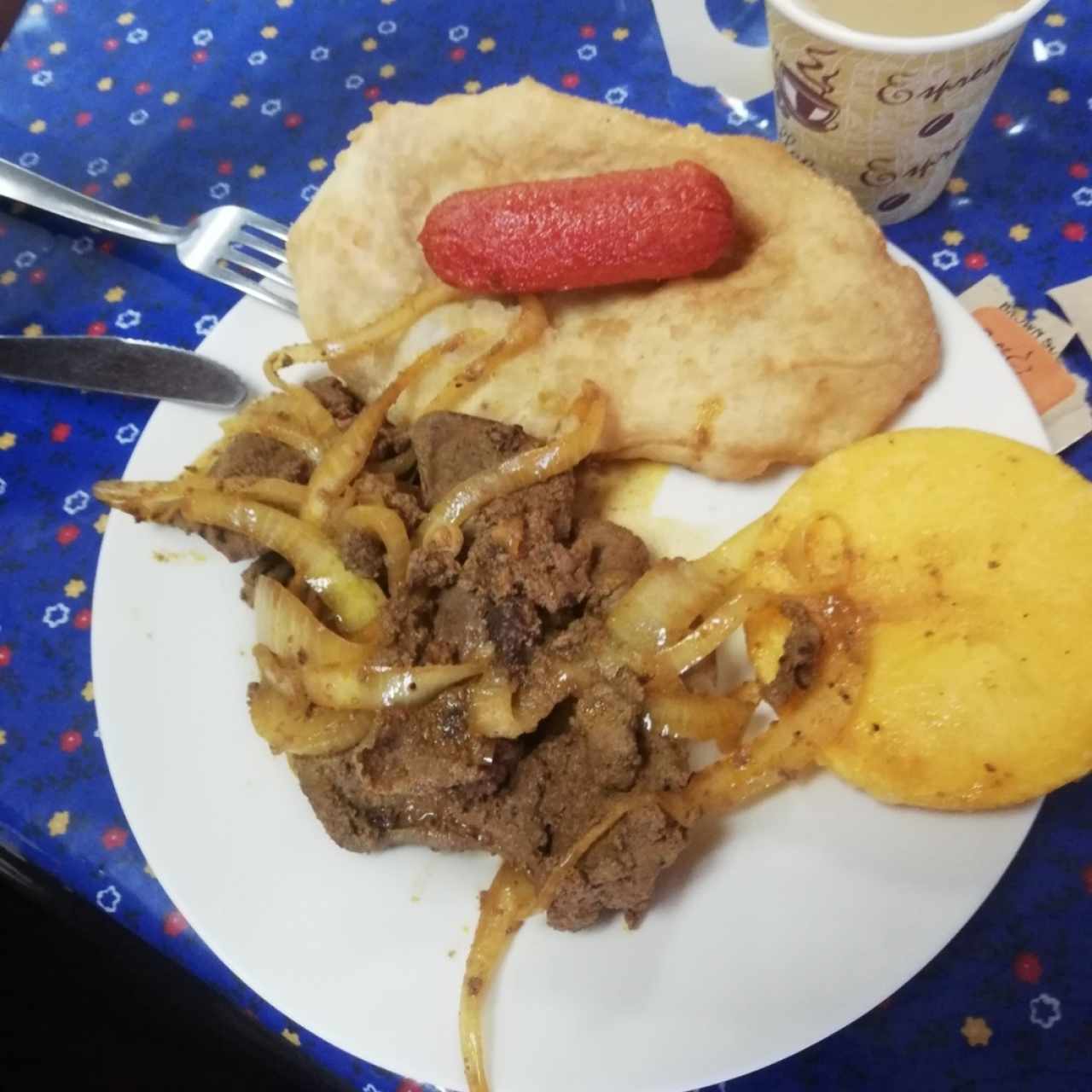 hígado encebollado, tortilla, hojaldre y chorizo frito