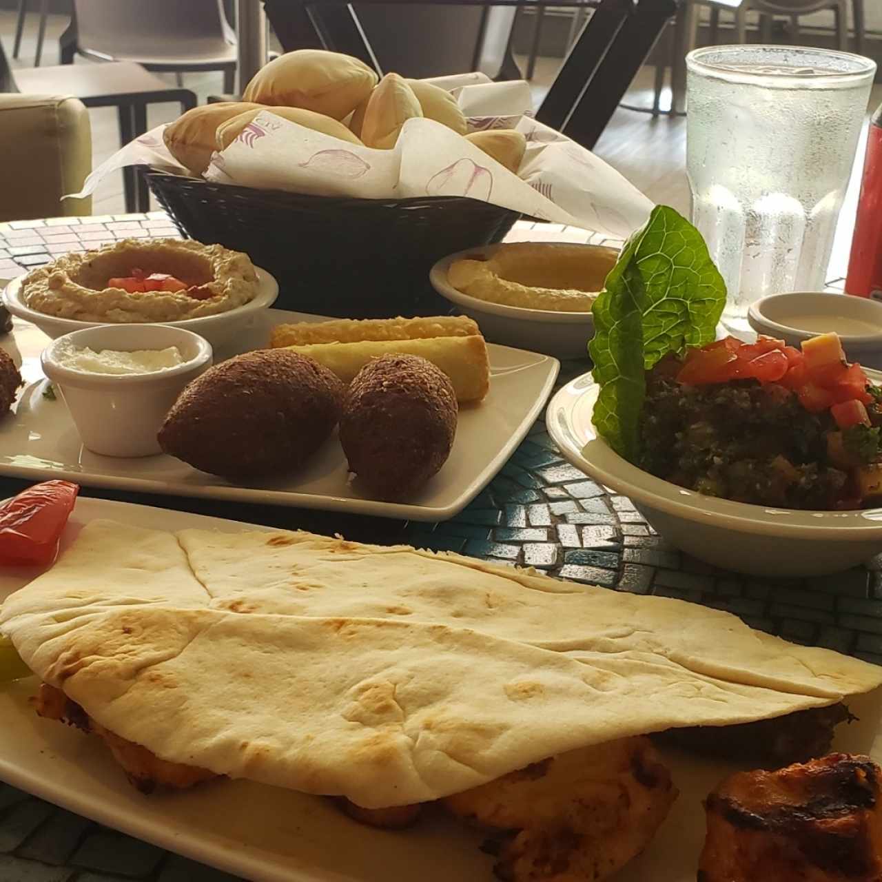 Mezza Libanesa para 2 personas y tartar de salmon de entrada