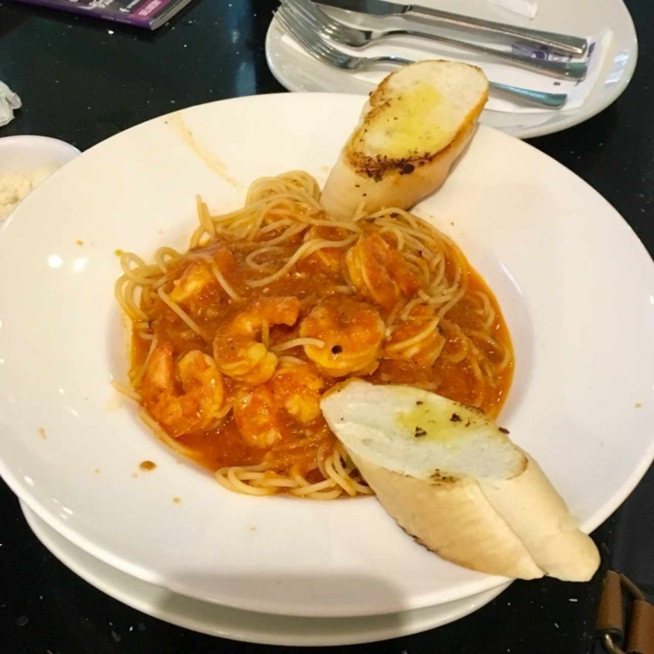 Pasta com camarones en salsa roja