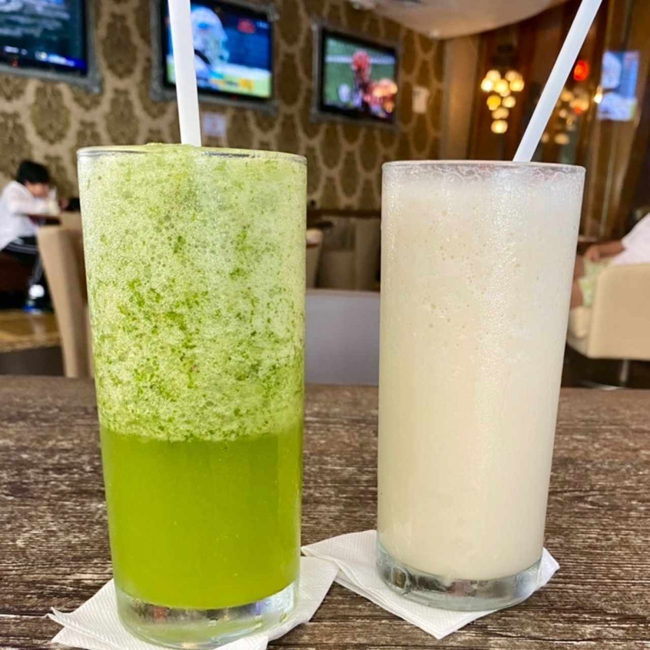 Limonada de coco y limonada con hierba buena