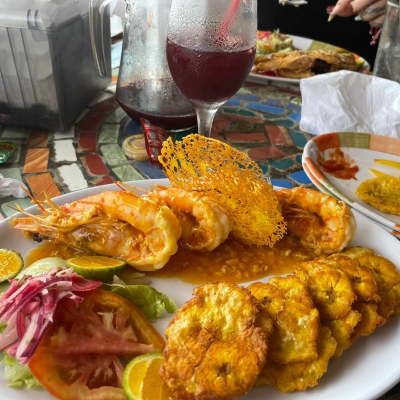 Langostinos al ajillo con patacones