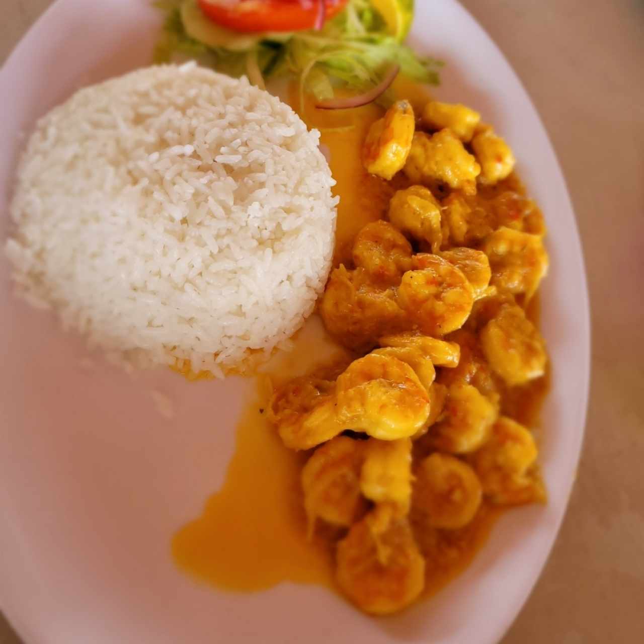 camarones al ajillo con arroz con coco y ensalada vegetales