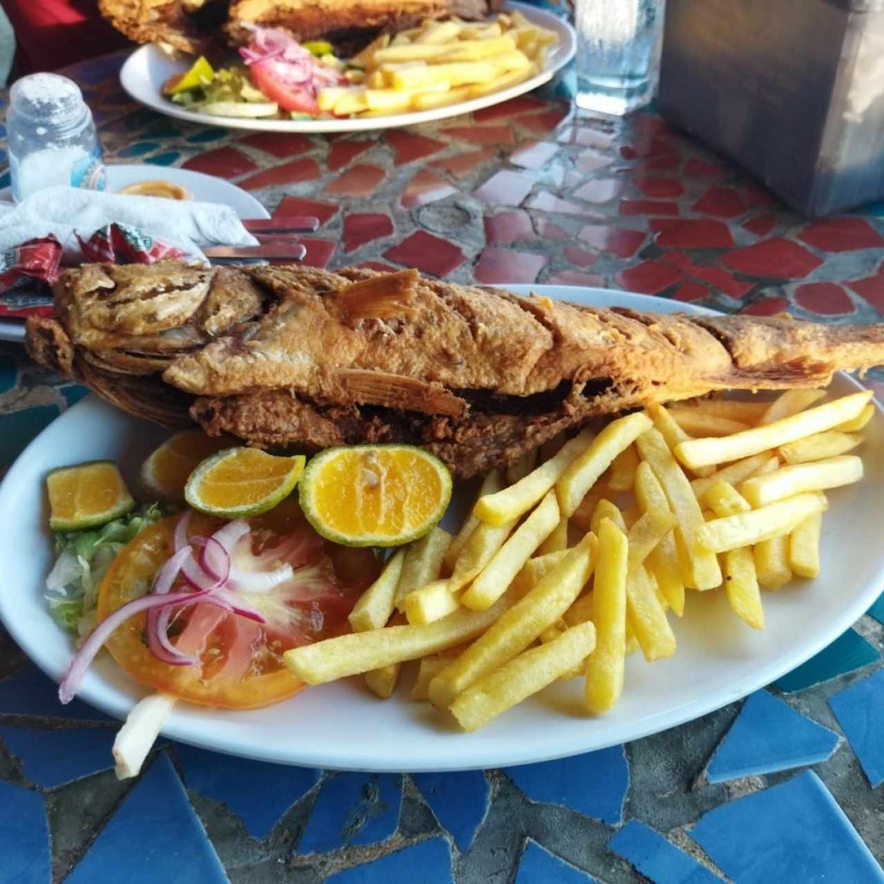 pescado frito con papitas y ensalada