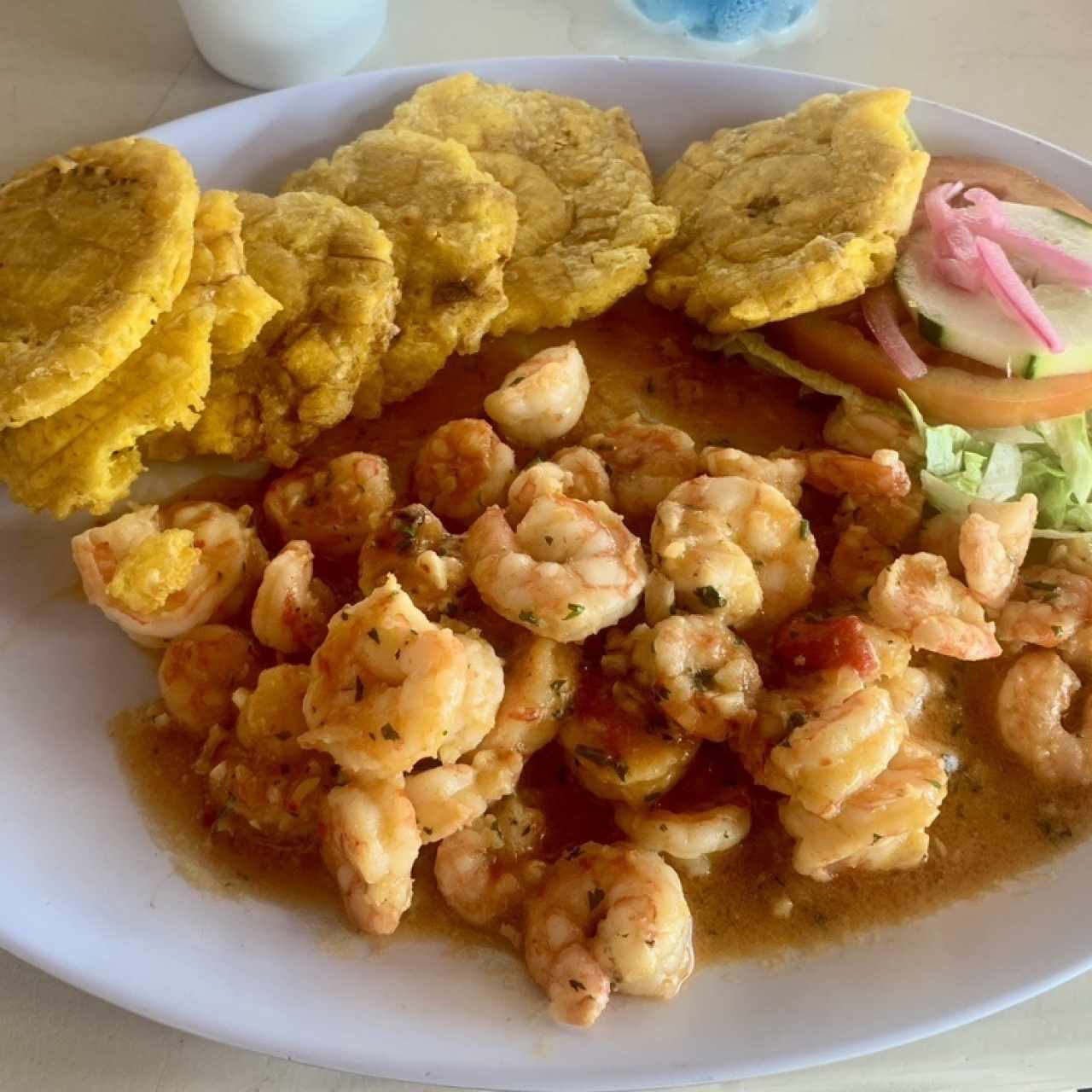 Camarones al ajillo con patacones