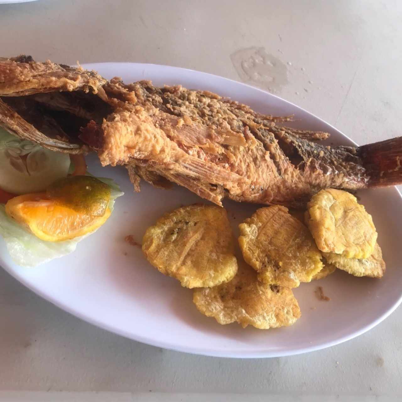 pescado frito con patacones 