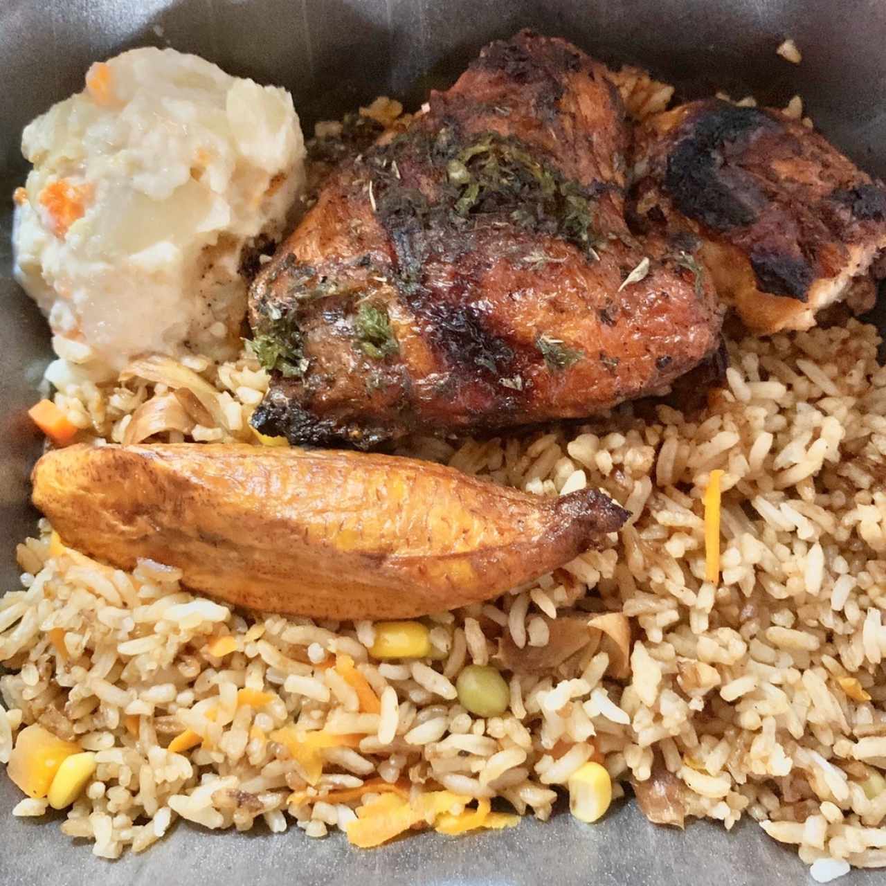 Combo de 1/4 de Pollo Asado, Arroz Frito, Ensalada de Papas y Maduros