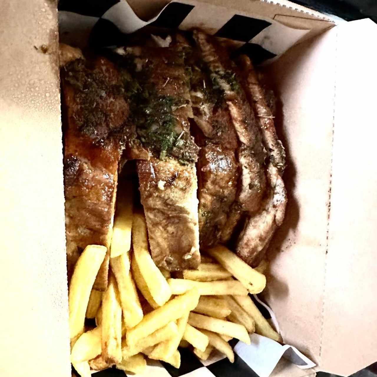 ASADOS INDIVIDUALES:   Farmers Ribs con Papas Fritas