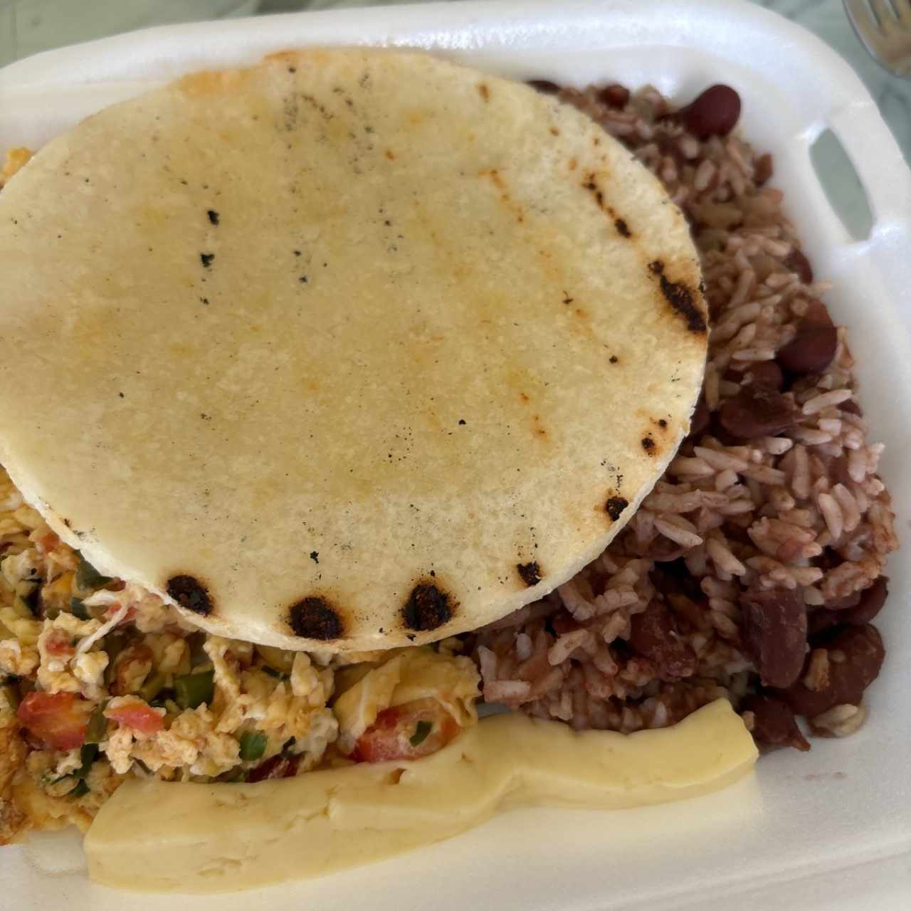 Huevos a Elección con Arepa y Queso