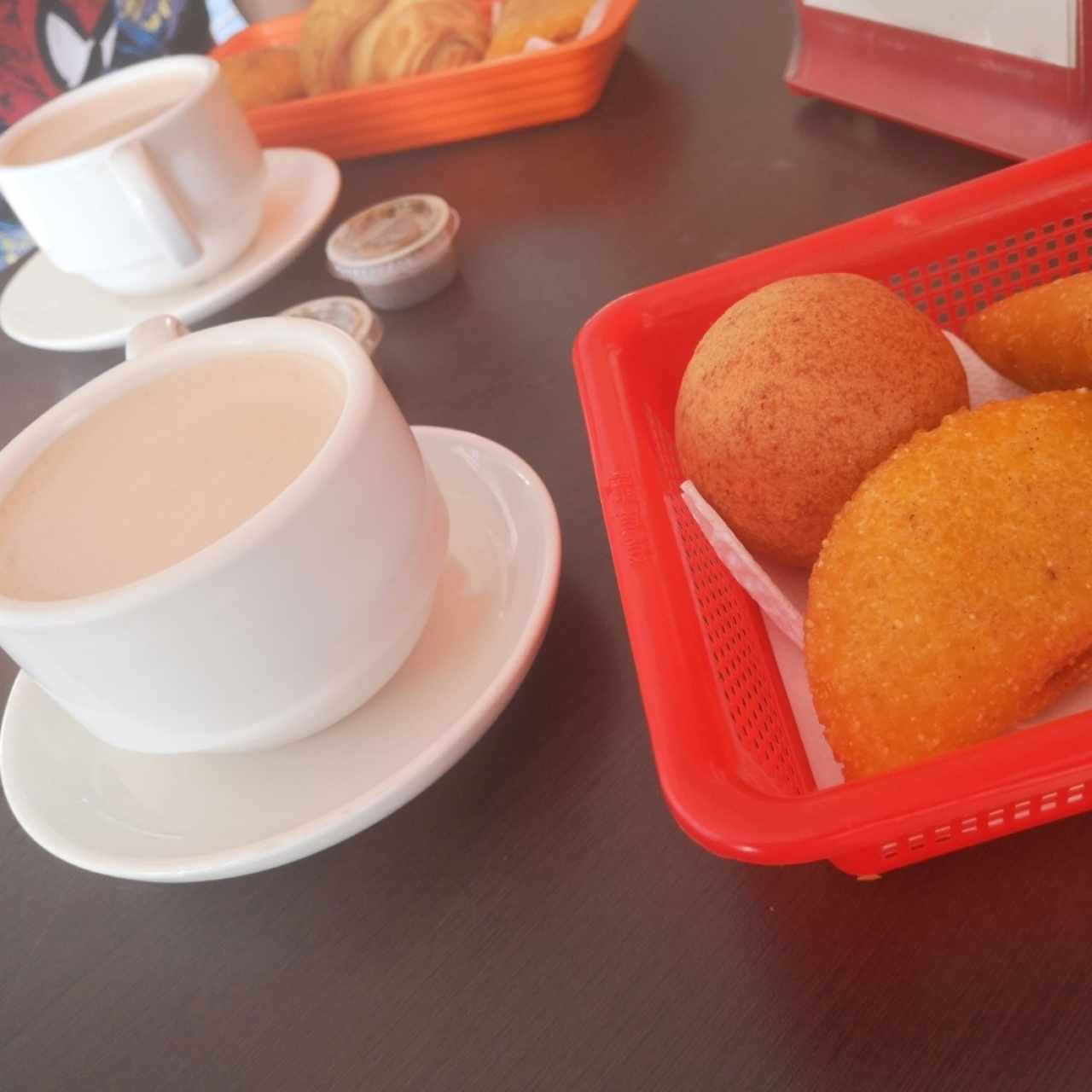 Chocolate caliente, buñuelo y empanada