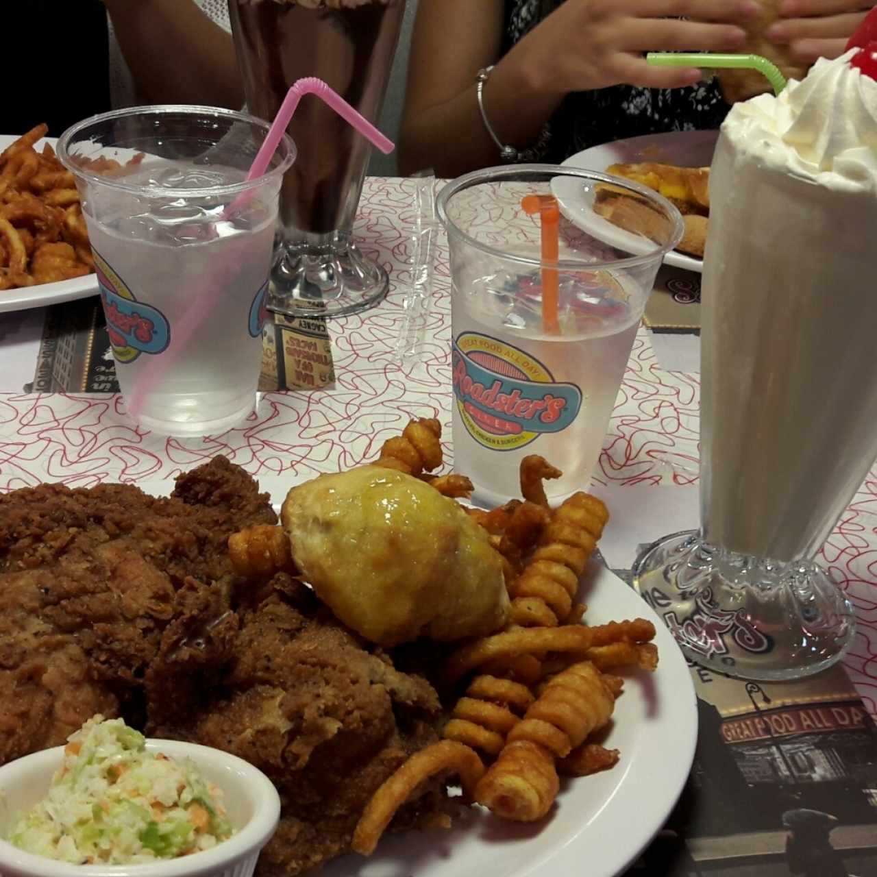 Papas y pollo frito con biscuit y malteada de vainilla