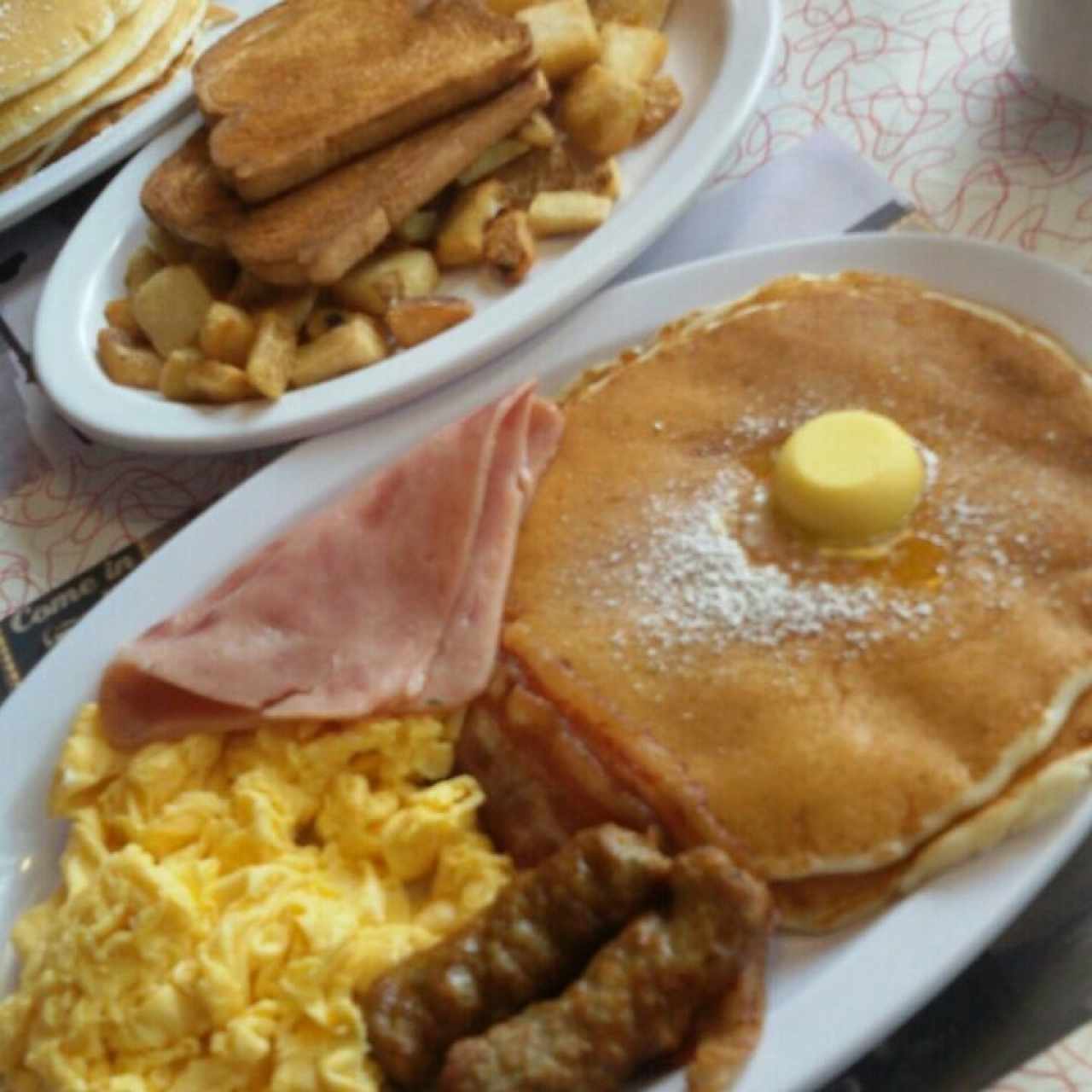 Pancakes con huevos revueltos y tostadas