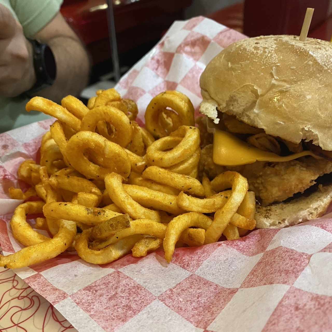 Bacon Chicken Burger con Papas Fritas