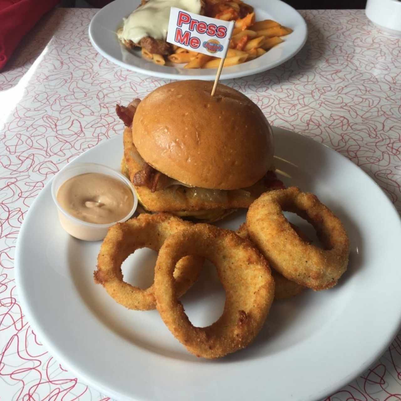 Hamburguesa con aros de cebolla