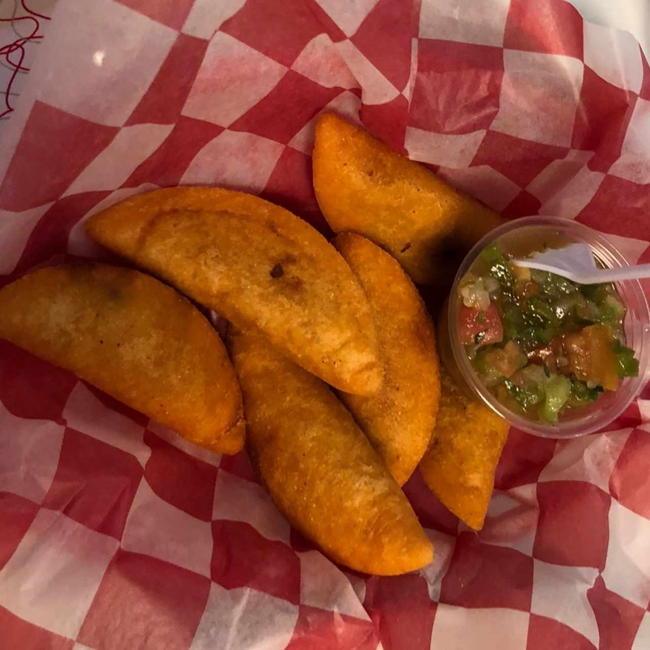 empanadas criollas de carne con pico de gallo