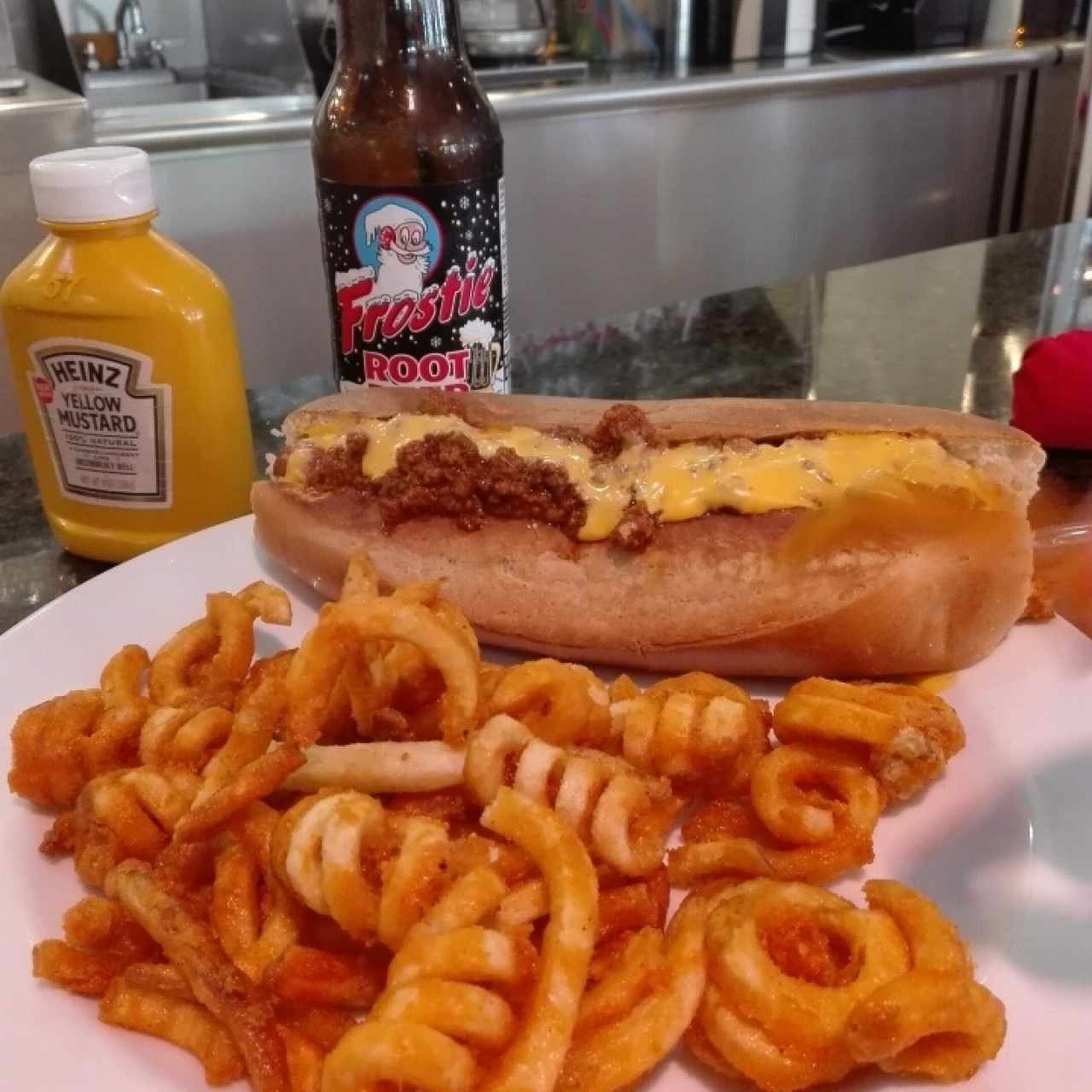 chilli cheese Dog y root beer