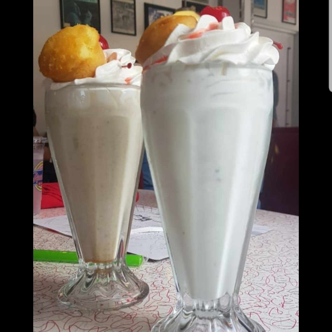 Batido de Elvis (atrás) y vainilla 