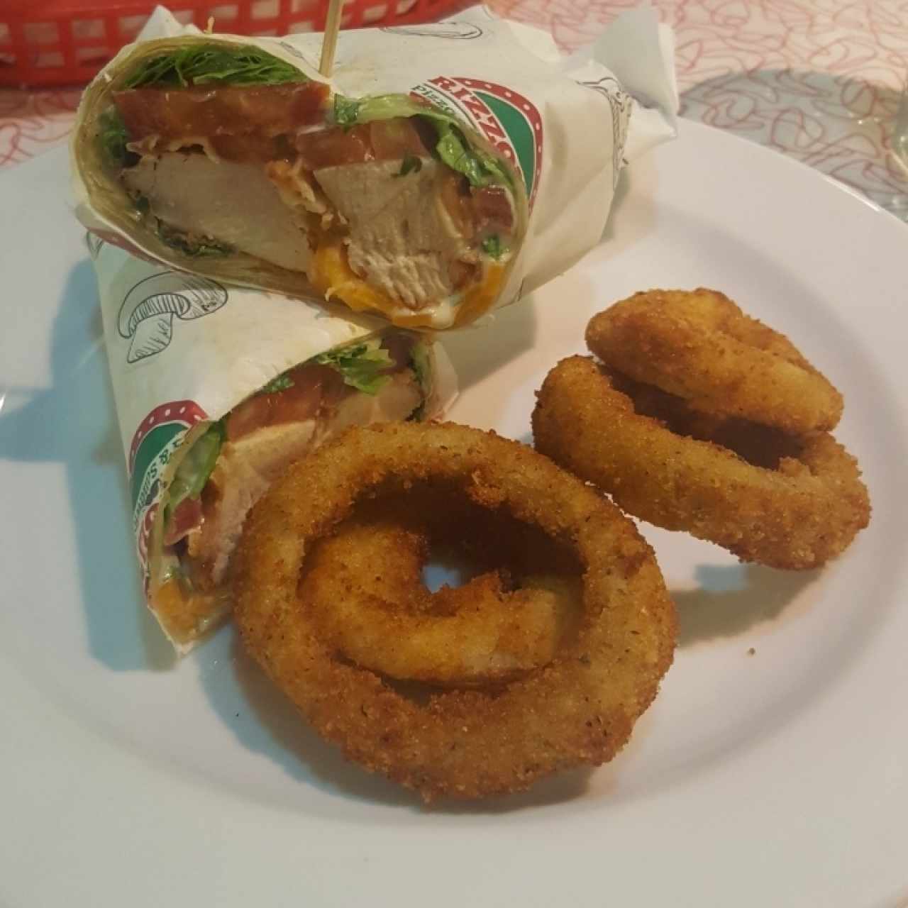 wrap de pollo con aros de cebolla