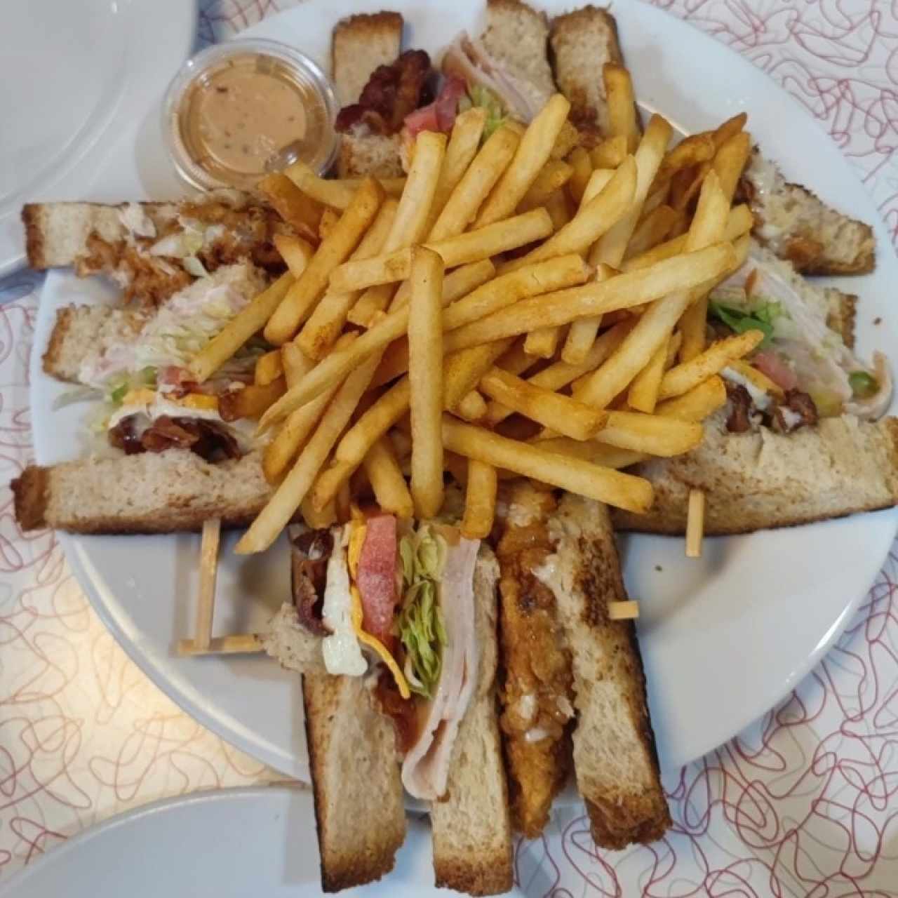 Club Sandwich con Papas Fritas